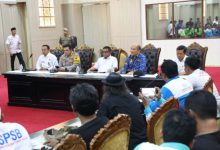 Gubernur Banten, Andra Soni dalam penetapan UMP dan UMK. Foto Biro Adpim Banten