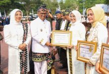 Gubernur Banten, Andra Soni menyeragkan penghargaan dalam HUT Banten ke-26. Foto Biro Adpim Banten