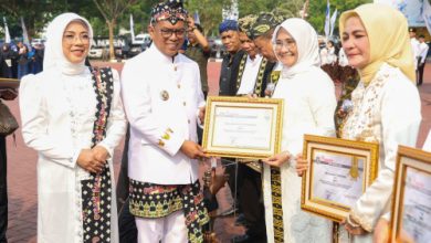 Gubernur Banten, Andra Soni menyeragkan penghargaan dalam HUT Banten ke-26. Foto Biro Adpim Banten