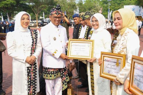 Gubernur Banten, Andra Soni menyeragkan penghargaan dalam HUT Banten ke-26. Foto Biro Adpim Banten
