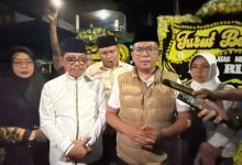 Gubernur Banten, Andra Soni bertakziah ke almarhum Rusdi, Ketua DPRD Kota Tangerang yang meninggal . Foto Antara