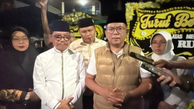 Gubernur Banten, Andra Soni bertakziah ke almarhum Rusdi, Ketua DPRD Kota Tangerang yang meninggal . Foto Antara