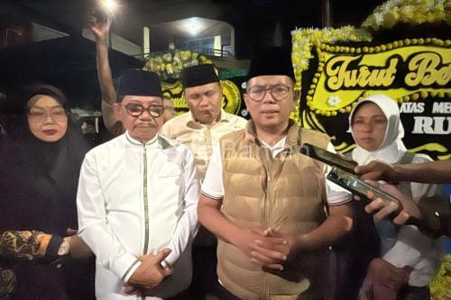 Gubernur Banten, Andra Soni bertakziah ke almarhum Rusdi, Ketua DPRD Kota Tangerang yang meninggal . Foto Antara