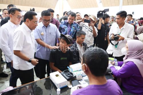 Gubernur Banten, Andra Soni bersama Wamenkes Benyamin Paulus Oktavianus di Tangerang. Foto Biro Adpim Banten
