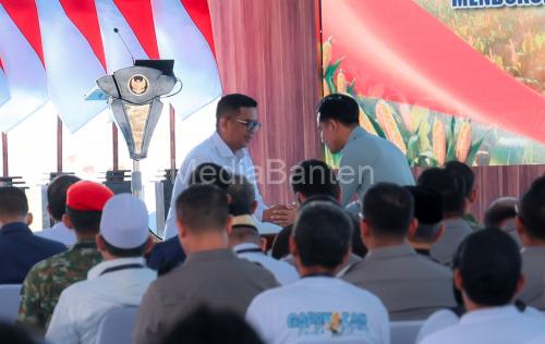 Gubernur Banten, Andra Soni saat bertemu Wapres RI, Gibran Rakabuming Raka. Foto: Biro Adpim Banten