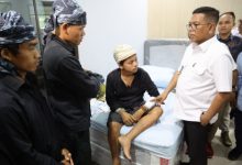 Anra Soni, Gubernur Banten menjengkuk Revan, warga Baduy yang jadi korban perampokan di Jakarta dan kini berada di rumah sainggah Banten. Foto Biro Adpim Banten