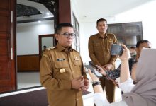 Gubernur Banten, Andra Soni didampingi Plt Kadiskominfo Banten, M Arief. Foto: Biro Adpim Pemprov Banten