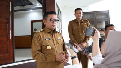 Gubernur Banten, Andra Soni didampingi Plt Kadiskominfo Banten, M Arief. Foto: Biro Adpim Pemprov Banten