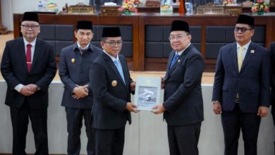 Penyerahan Opini WTP dari BPK ke Pemprov Banten di Gedung DPRD Banten. Foto: Biro Adpim Banten