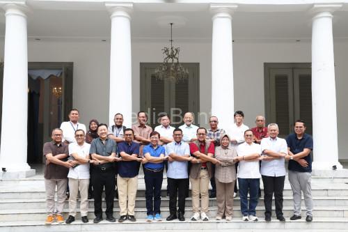Gubernur Banten, Andra Soni bersama Yayasan SMK Mitra Industri MM2100. Foto Biro Adpim Banten