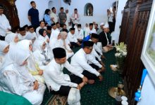 Gubernur Banten, Andra Soni dan rombongan ziarah maka Maulana Hasanudin. foto Biro Adpim Banten
