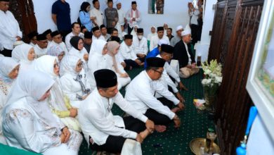Gubernur Banten, Andra Soni dan rombongan ziarah maka Maulana Hasanudin. foto Biro Adpim Banten