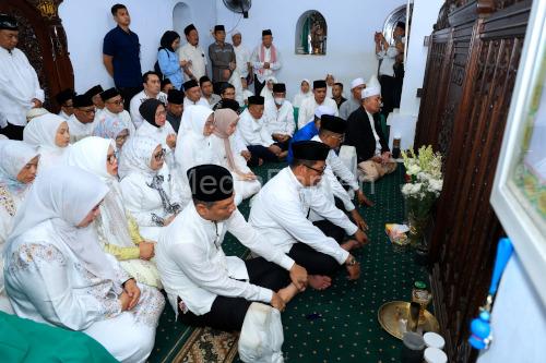 Gubernur Banten, Andra Soni dan rombongan ziarah maka Maulana Hasanudin. foto Biro Adpim Banten