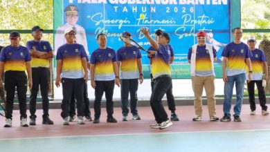 Gubernur Banten, Andra Soni di lapangan tenis Baladika Kopasus. Foto Biro Adpim Banten