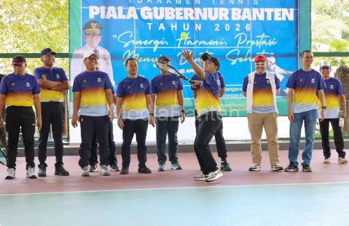Gubernur Banten, Andra Soni di lapangan tenis Baladika Kopasus. Foto Biro Adpim Banten