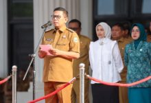 Gubernur Banten, Andra Soni memimpin apel hari Senin. Foto Biro Adpim Pemprov Banten