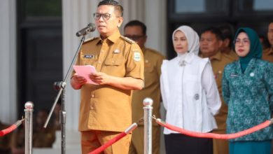 Gubernur Banten, Andra Soni memimpin apel hari Senin. Foto Biro Adpim Pemprov Banten