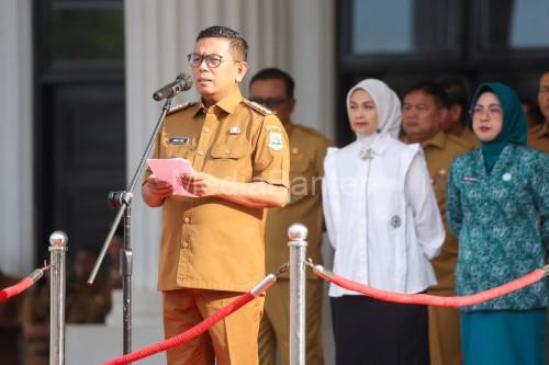 Gubernur Banten, Andra Soni memimpin apel hari Senin. Foto Biro Adpim Pemprov Banten