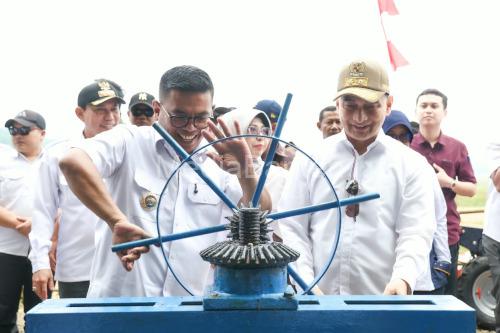 Gubernur Banten, Andra soni dan wakilnya, Achmad Dimyati Natakusumah meresmikan 7 daerah irigasi. Foto Biro Adpim Banten