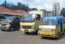 Angkot Serang minta kenaikan tarif paska BBM Subsidi naik. Foto: Aden Hasanudin