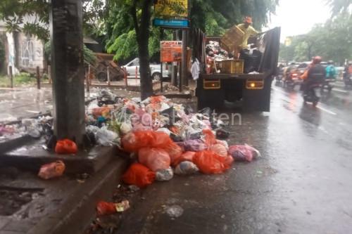 Pengngkutan sampah di Kota Tangerang untuk kebersihan lingkungan. Foto Antara