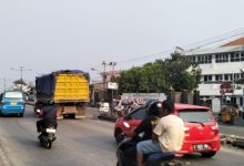 Penampakan angkutan tambang di Jalan Raya Cilegon - Kramatwatu. Foto Daeng Yusvin