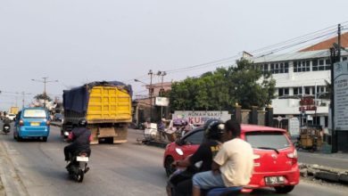 Penampakan angkutan tambang di Jalan Raya Cilegon - Kramatwatu. Foto Daeng Yusvin