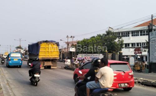 Penampakan angkutan tambang di Jalan Raya Cilegon - Kramatwatu. Foto Daeng Yusvin