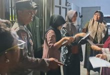 Antrean pembelian gas elipiji di Nambo, Kecamatan Cikande. Foto Yono