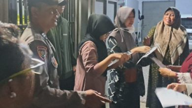 Antrean pembelian gas elipiji di Nambo, Kecamatan Cikande. Foto Yono