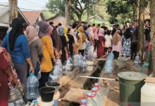 Para warga di Kabupaten Tangerang menganre air bersih. Foto Antara