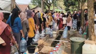 Para warga di Kabupaten Tangerang menganre air bersih. Foto Antara
