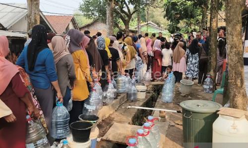 Para warga di Kabupaten Tangerang menganre air bersih. Foto Antara