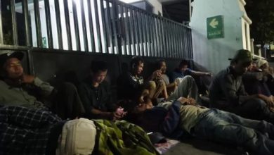 Antrean pelayanan BPJS Ketenagaakerjaan Serang sejak subuh. Foto: Budi Wahyu Iskandar