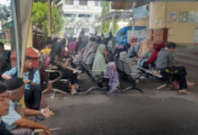 Antrean Layanan di Disdukcapil Kota Serang. Foto: Febrian Vazuard.