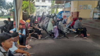 Antrean Layanan di Disdukcapil Kota Serang. Foto: Febrian Vazuard.