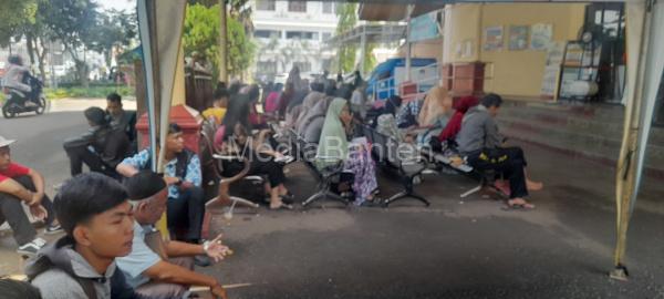 Antrean Layanan di Disdukcapil Kota Serang. Foto: Febrian Vazuard.