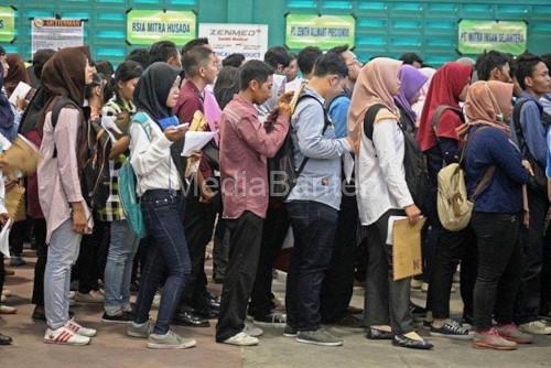 Antrean pengangguran yang tengah mencari kerja. Foto: Istimewa