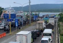 Antrean kendaraan di Pelabuhan Merak selama libur panjang. Foto: Antara