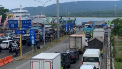 Antrean kendaraan di Pelabuhan Merak selama libur panjang. Foto: Antara