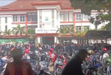 Antrean para pemohonan penghapusan tunggakan dan dedan PKB di salah satu Kantor Samsat. Foto: Istimewa