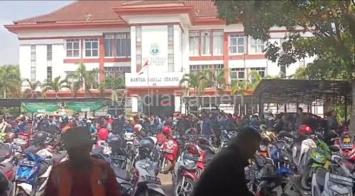 Antrean para pemohonan penghapusan tunggakan dan dedan PKB di salah satu Kantor Samsat. Foto: Istimewa