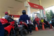 Warga Labuan terpaksa beli Pertamax akibat Pertalite "menghilang" di salah satu SPBU Labuan. Foto Daeng Yusvin