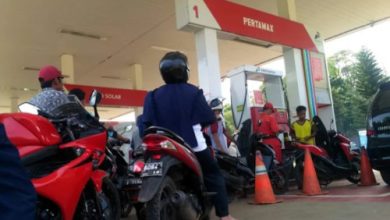 Warga Labuan terpaksa beli Pertamax akibat Pertalite "menghilang" di salah satu SPBU Labuan. Foto Daeng Yusvin