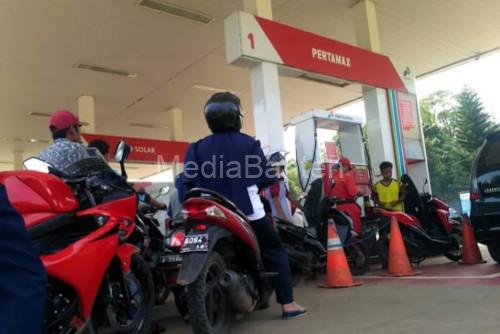 Warga Labuan terpaksa beli Pertamax akibat Pertalite "menghilang" di salah satu SPBU Labuan. Foto Daeng Yusvin