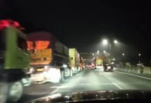 Antreak dump truk membeli BBM solar di SPBU di Banten. Foto Yono