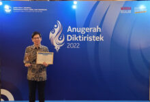 UPH Terima Anugerah Terbaik Merdeka Belajar Kampus Merdeka. Foto: Rilis UPH