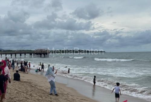 Suasana Pantai Anyer. Foto: Antara