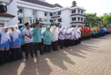 Guru peserta apel Hari Pendidikan Nasional di Pemkot Cilegon. Foto: Diskominfo Cilegon