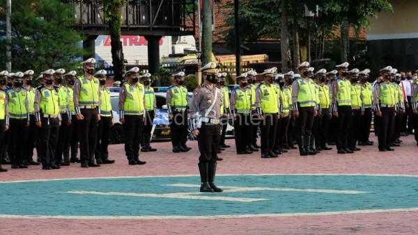 Polda Banten gelar pasukan Operasi Patuh Maung 2022 di Mapolda Banten. Foto: Hendra Hermawan